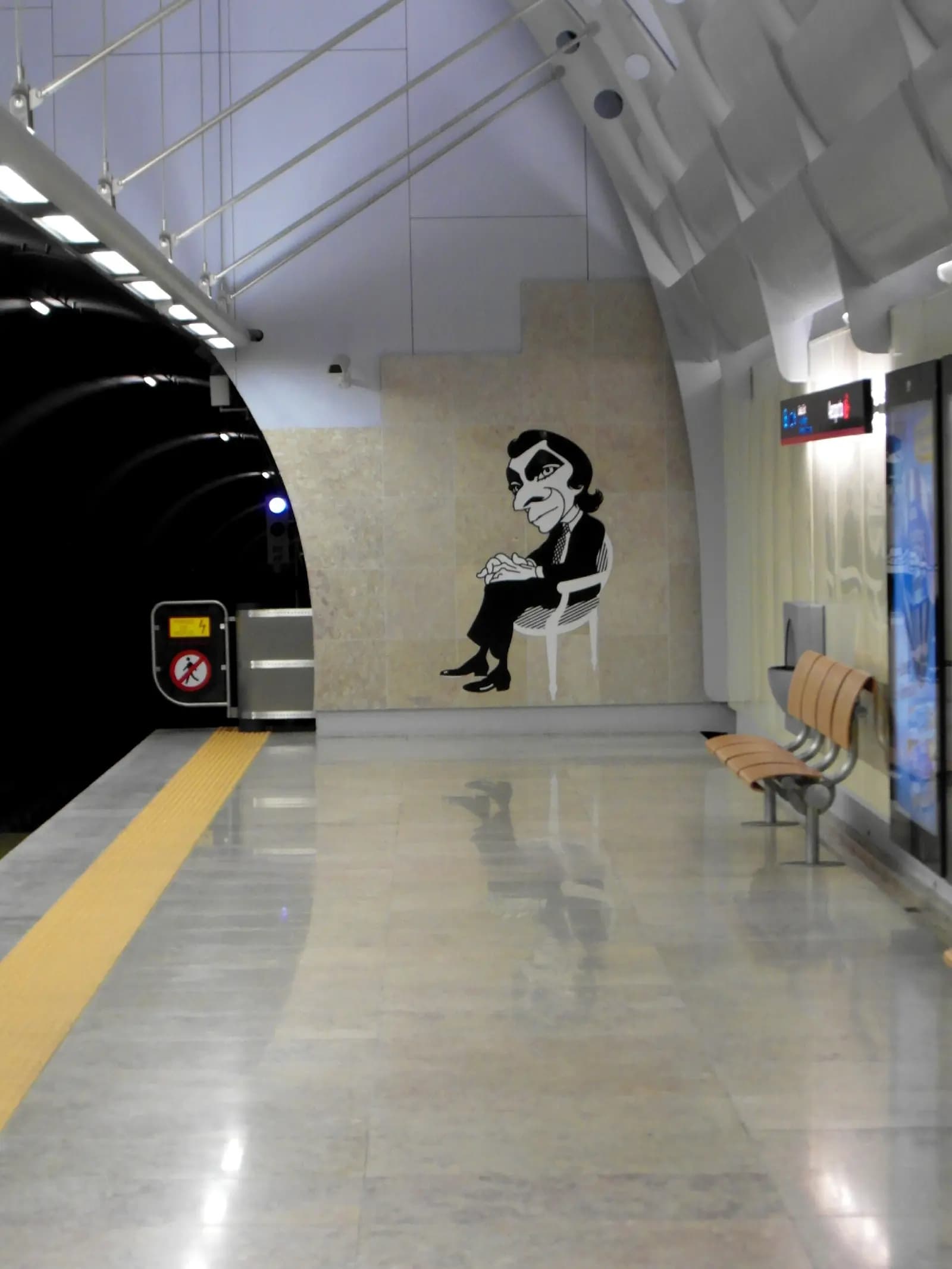 Metro arriving at Aeroporto station in Maia